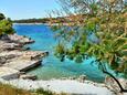 La plage  en ville Bilo, Primošten.