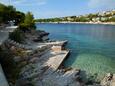 Der Strand  im Ort Bilo, Primošten.