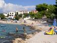 Der Strand  im Ort Ražanj, Rogoznica.