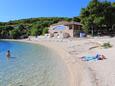 Der Strand  im Ort Rogoznica, Rogoznica.