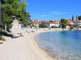 Der Strand  im Ort Rogoznica, Rogoznica.