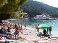 La plage Drvenik en ville Drvenik Donja vala, Makarska.