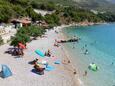 Der Strand Artina im Ort Lokva Rogoznica, Omiš.