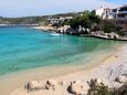 Der Strand Rina im Ort Kanica, Rogoznica.