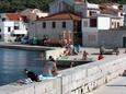 Der Strand  im Ort Tisno, Murter.