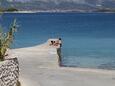 Der Strand  im Ort Lumbarda, Korčula.