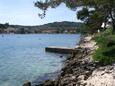 Der Strand  im Ort Lumbarda, Korčula.