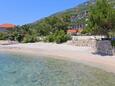 Der Strand  im Ort Kučište - Perna, Pelješac.