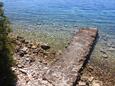 Der Strand  im Ort Kučište - Perna, Pelješac.