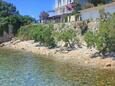 Der Strand  im Ort Kučište - Perna, Pelješac.