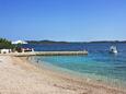 Der Strand  im Ort Kučište - Perna, Pelješac.