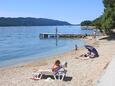 Der Strand  im Ort Kučište - Perna, Pelješac.