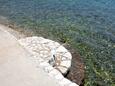 Der Strand  im Ort Vinišće, Trogir.