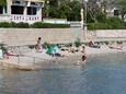 Der Strand Padova II im Ort Banjol, Rab.