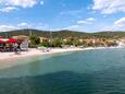 Der Strand Vinišće im Ort Vinišće, Trogir.