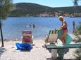 Der Strand Vinišće im Ort Vinišće, Trogir.