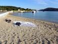 La plage Kaštel en ville Barbat, Rab.