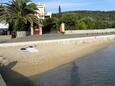 La plage Kaštel en ville Barbat, Rab.