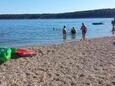 Der Strand Vela riva im Ort Barbat, Rab.