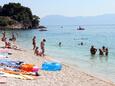 La plage Gornja Vala en ville Gradac, Makarska.