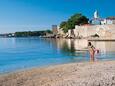 Der Strand Portapisana im Ort Krk, Krk.