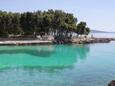 La plage Hotel Koralj en ville Krk, Krk.