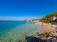 La plage Rupa en ville Malinska, Krk.