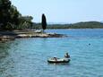 Der Strand  im Ort Njivice, Krk.