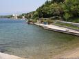 Der Strand  im Ort Omišalj, Krk.