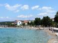 Der Strand Miramare im Ort Njivice, Krk.