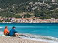 Der Strand Vela Plaža im Ort Baška, Krk.