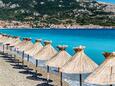 Der Strand Vela Plaža im Ort Baška, Krk.