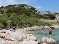 La plage  en ville Baška, Krk.