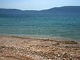 Der Strand Jert im Ort Pinezići, Krk.