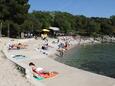 Der Strand Jert im Ort Pinezići, Krk.