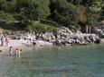 Der Strand Jert im Ort Pinezići, Krk.