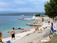 La plage Uhić en ville Porat, Krk.