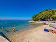 Der Strand Maestral im Ort Malinska, Krk.