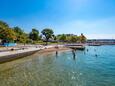 Der Strand Maestral im Ort Malinska, Krk.