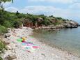 Der Strand Dugno im Ort Povile, Novi Vinodolski.