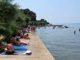 La plage Pila en ville Punat, Krk.