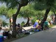 La plage Pila en ville Punat, Krk.