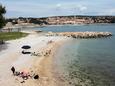 Der Strand  im Ort Krk, Krk.