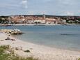 La plage  en ville Krk, Krk.