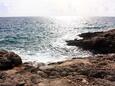 Der Strand  im Ort Ivan Dolac, Hvar.