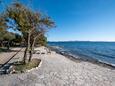 Der Strand  im Ort Petrčane, Zadar.