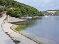 La plage Bobovišća en ville Bobovišća na Moru, Brač.