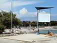 Der Strand Porporela im Ort Krk, Krk.