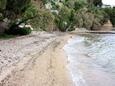 Der Strand Posedarje im Ort Posedarje, Novigrad.