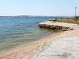 Der Strand  im Ort Kustići, Pag.